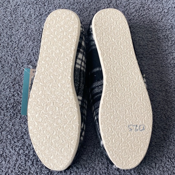 TOMS BLACK WOMENS FAUX SHEARLING SHOES - Picture 4 of 5